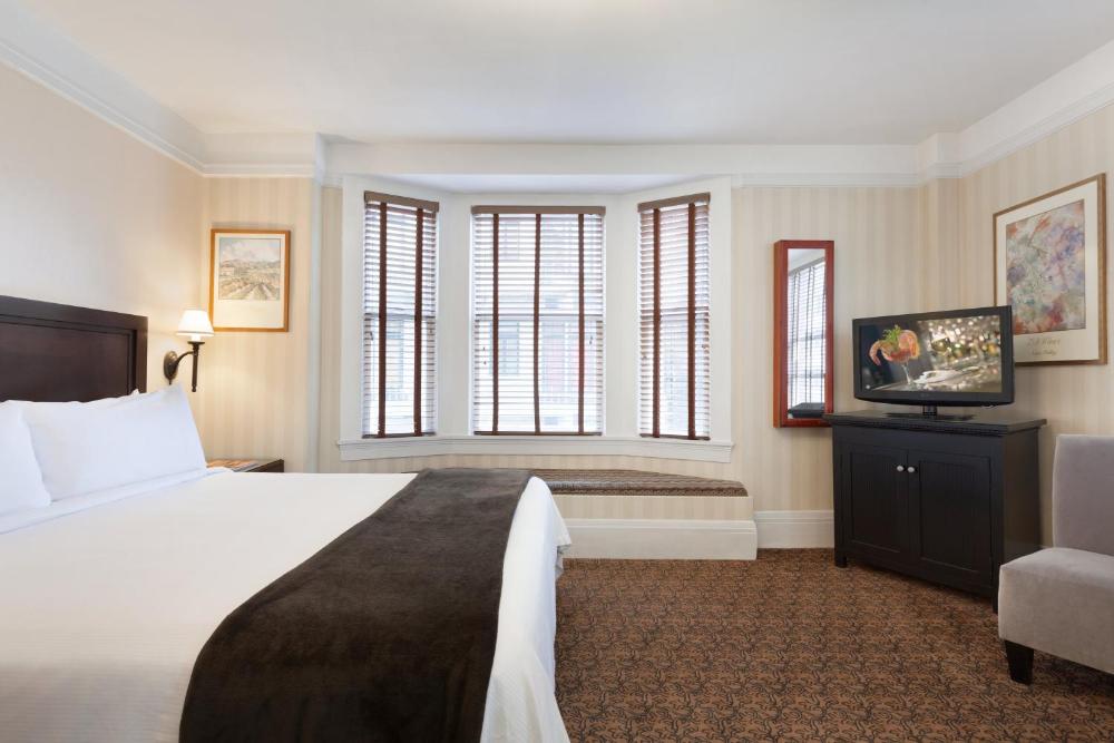 Deluxe Queen Room interior